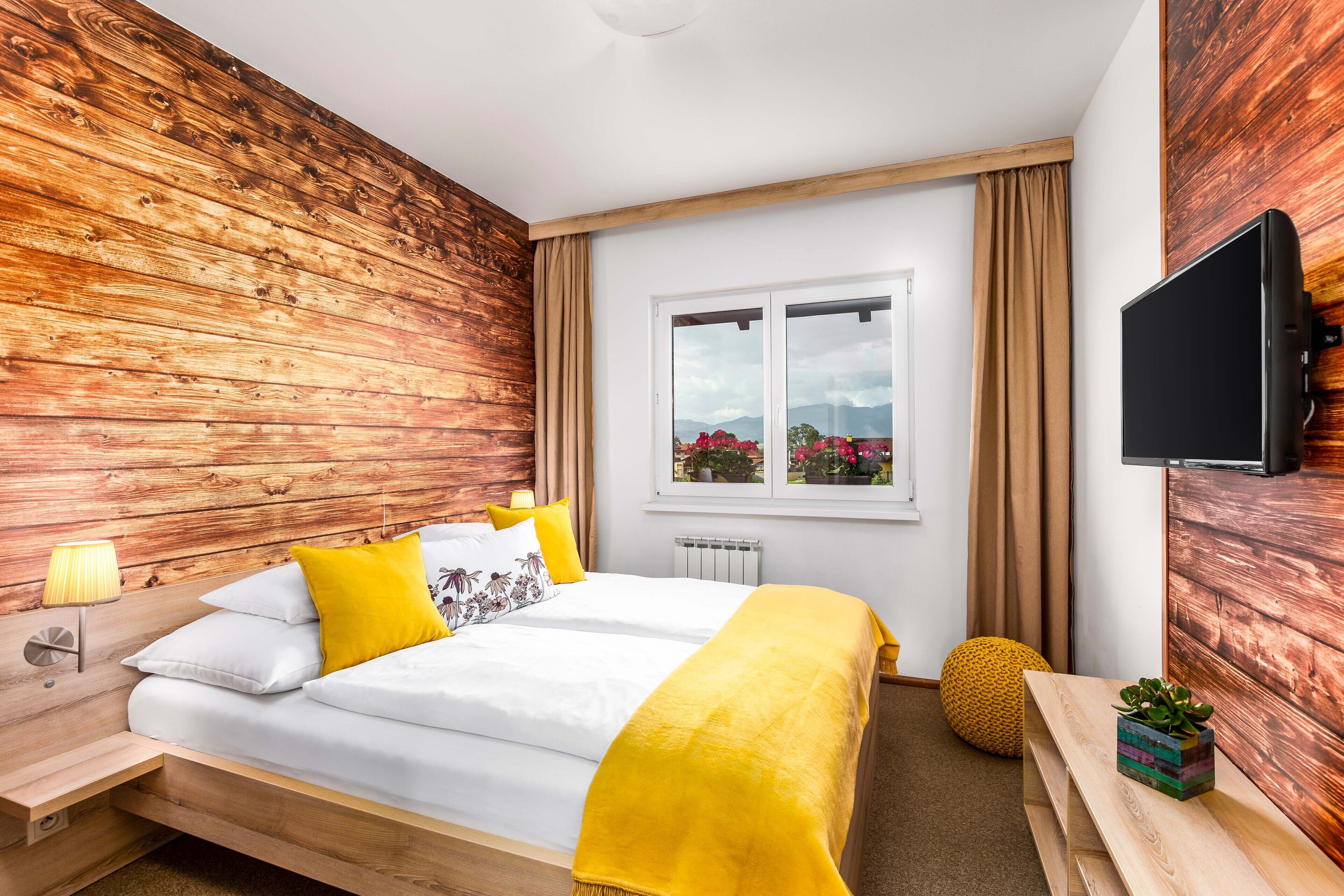 Safe på rommet, skrivebord, blendingsgardiner og wi-fi (inkludert)