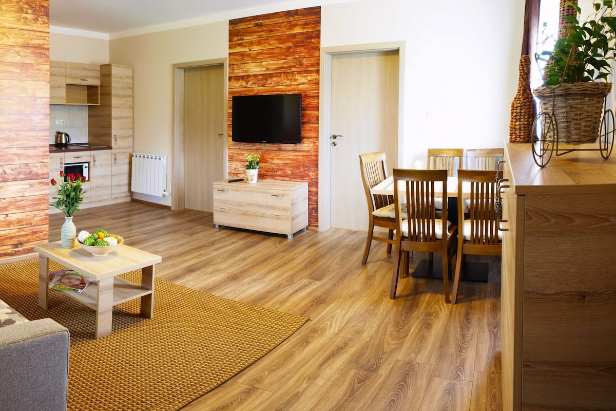 Apartment, 2 Bedrooms (6 persons) | Living room | 32-inch LCD TV with satellite channels, TV