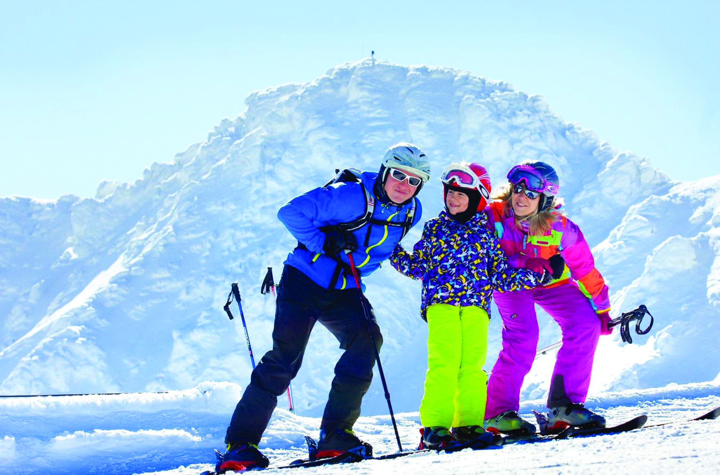 Eine Gruppe von Skifahrern in einer verschneiten Berglandschaft.
