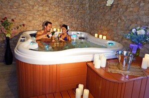 Couples treatment room(s), sauna, hot stone massages