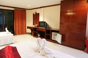 Desk, free WiFi - Benetti House (Patong)