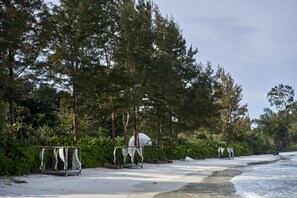 Private beach - Arumdalu Private Resort (Tanjung Pandan)