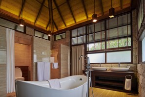 Separate bathtub and shower, deep-soaking bathtub, free toiletries - Arumdalu Private Resort (Tanjung Pandan)