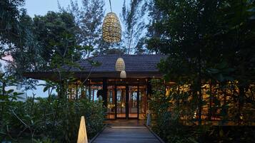 Breakfast, lunch, dinner served; international cuisine