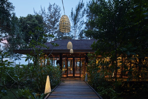 Breakfast, lunch, dinner served; international cuisine - Arumdalu Private Resort (Tanjung Pandan)