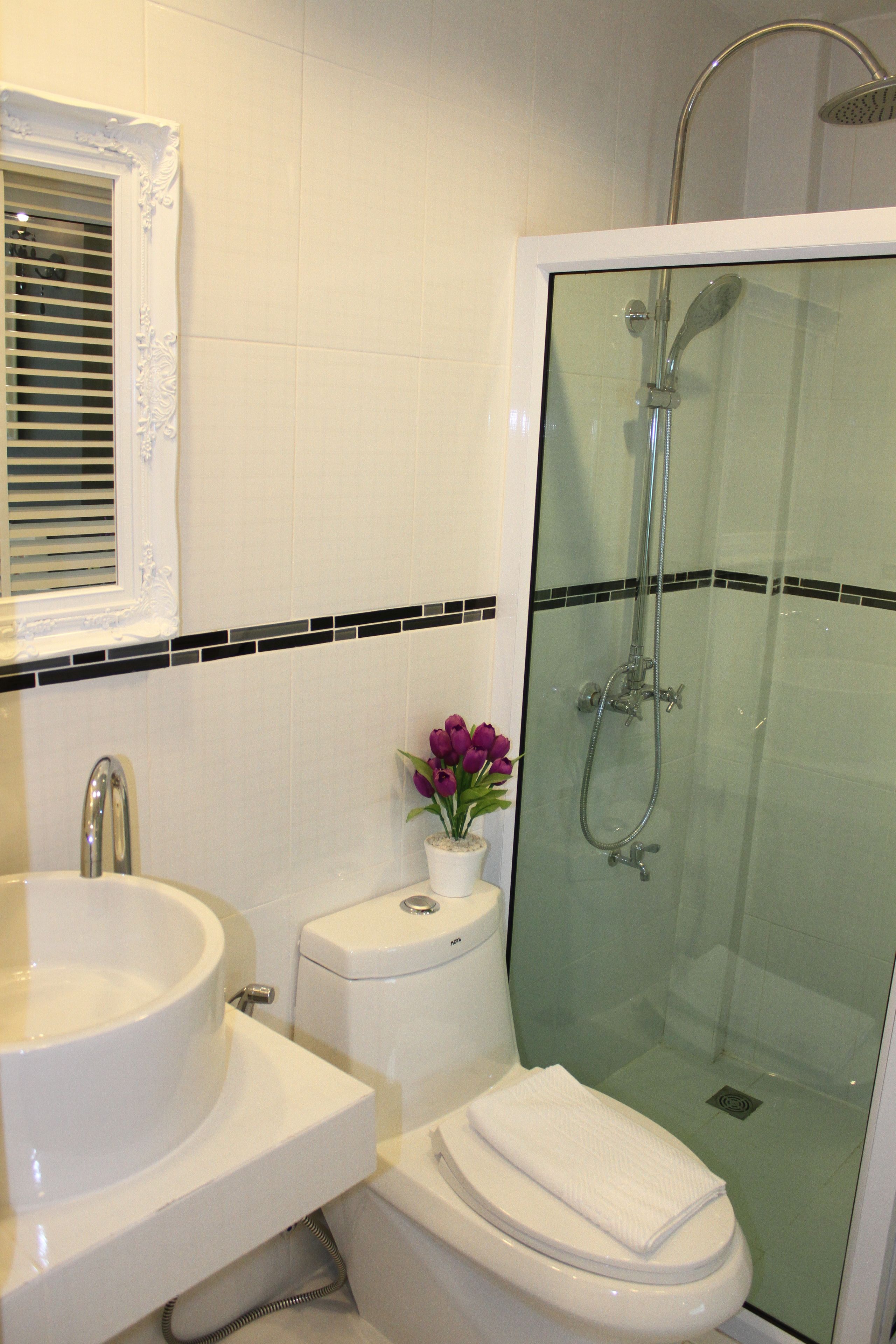 shower, free toiletries, hair dryer, slippers