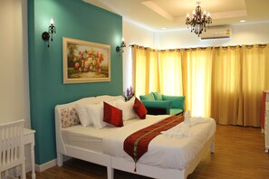 Jasmine Suite | เครื่องนอนระดับพรีเมียม, โต๊ะทำงาน, พื้นที่ทำงานแบบใช้แล็ปท็อป