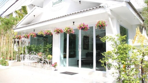Un bâtiment blanc sur lequel on peut lire l’inscription « Jasmine ».