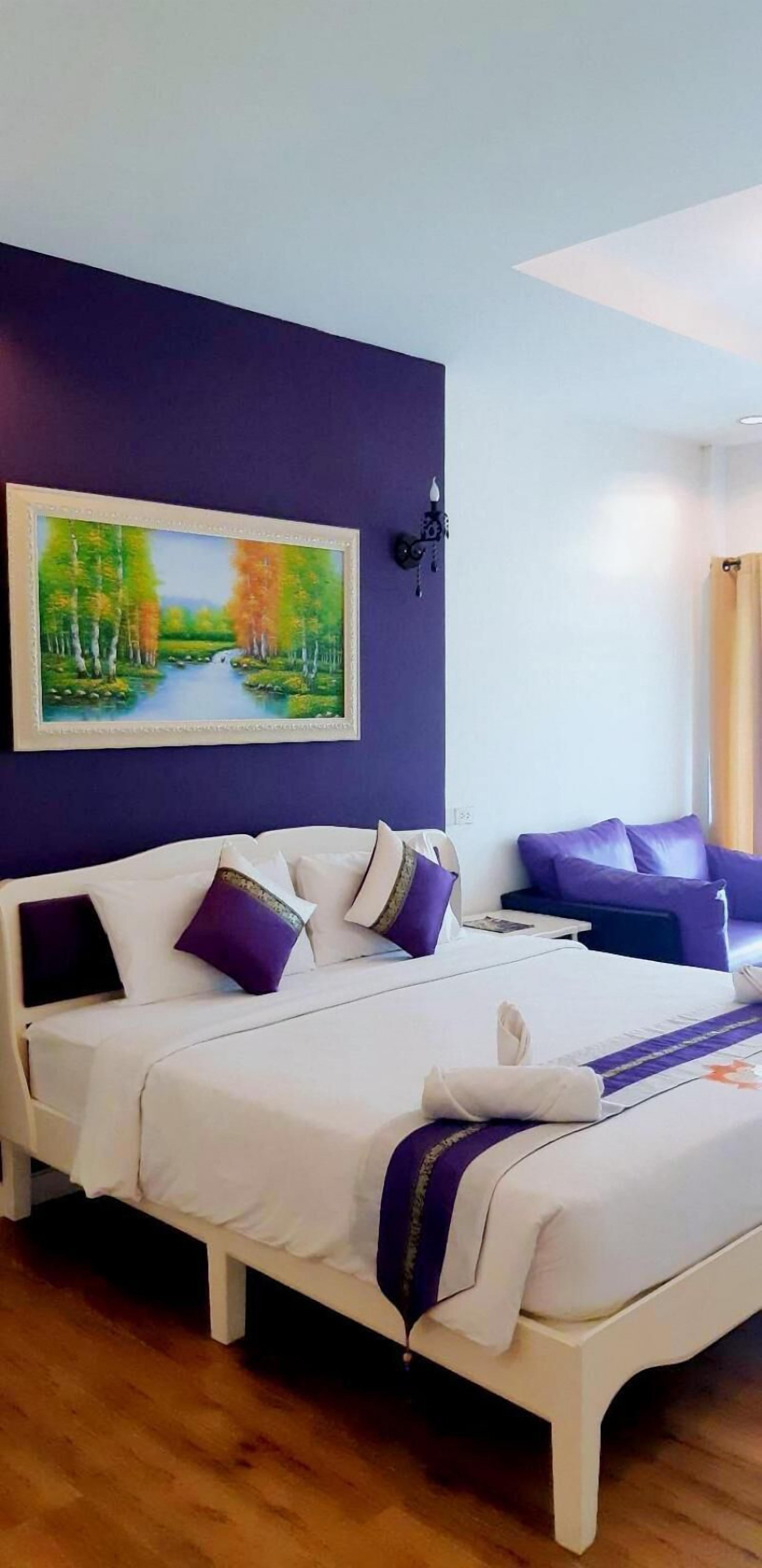 Bộ đồ giường cao cấp, bàn, khu vực làm việc phù hợp cho laptop 