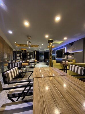 Se sirven desayunos, comidas, cenas y cocina turca 