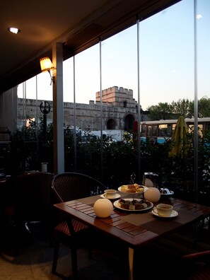 Petit déjeuner, déjeuner et dîner servis sur place