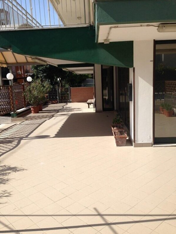 المنطقة المحيطة بالمنشأة