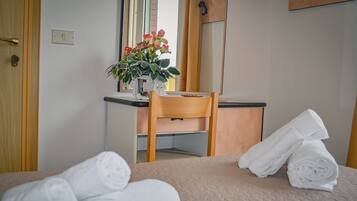 Una cassaforte in camera, culle/letti per bambini (a pagamento)