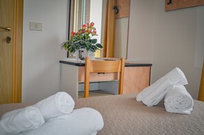 خزنة داخل الغرفة وأسرّة أطفال/رضّع وأسرّة قابلة للطي