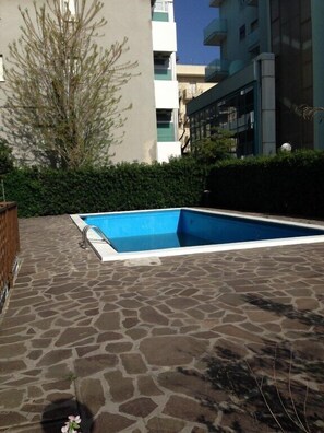 حمّام سباحة خارجي