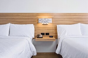 高級寢具、客房內保險箱、書桌、筆電工作空間