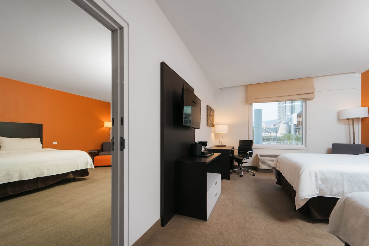 Standard Room, 1 King Bed, Accessible | Premium bedding, in-room safe, desk, laptop workspace