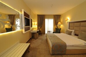 Quarto Deluxe | Frigobar, cofres nos quartos, escrivaninha, berços grátis