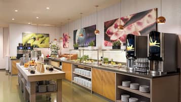 Tägliches Frühstücksbuffet (22 EUR pro Person)