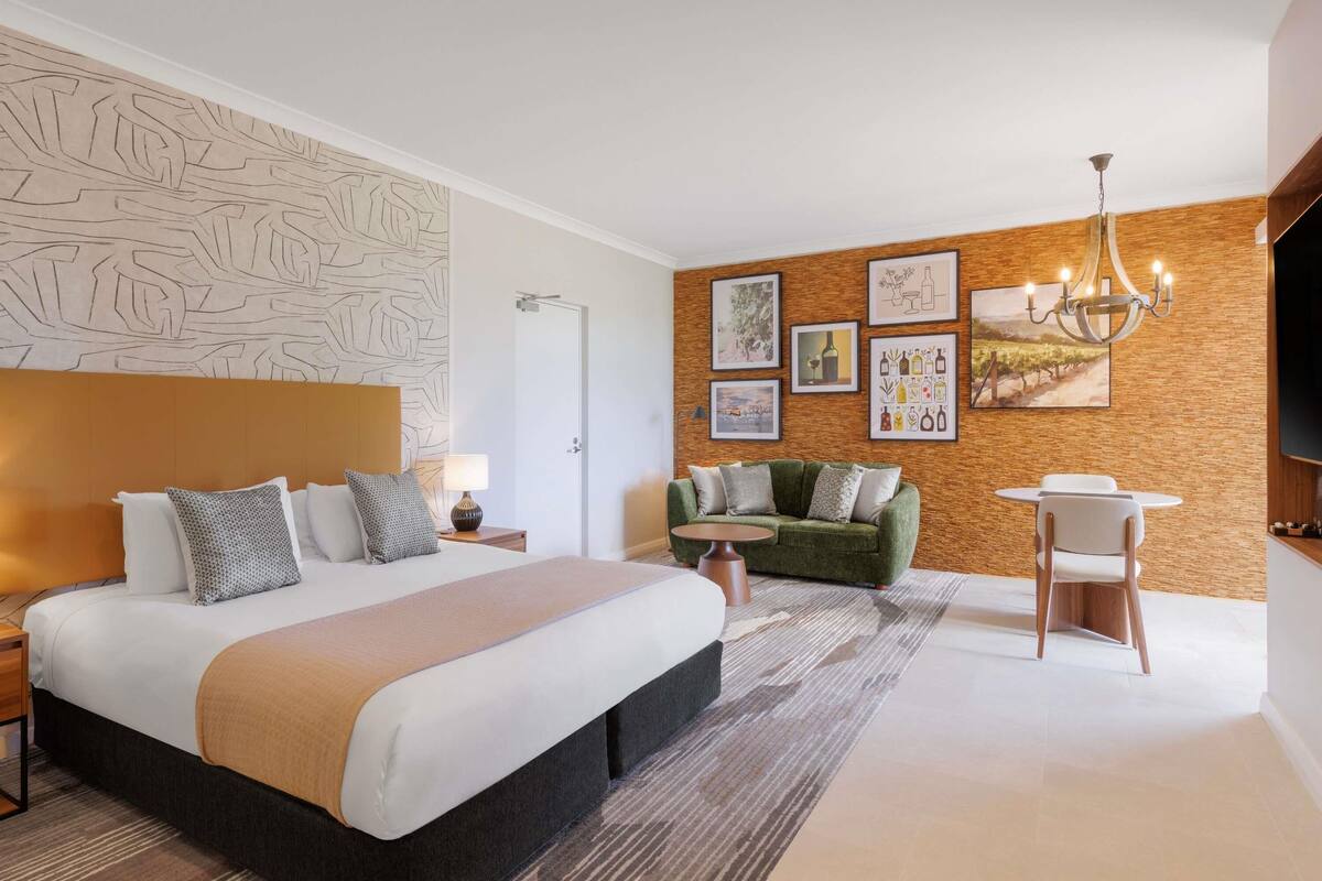 Estudio, 1 cama de matrimonio grande | Caja fuerte, cunas (de pago), wifi y ropa de cama