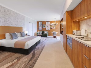 Studio, 1 King Bed | In-room safe, cots/infant beds, WiFi, bed sheets