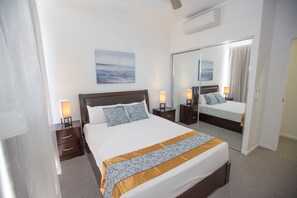 Three Bedroom Apartment | Hypo-allergenic bedding, in-room safe, desk, soundproofing - Gladstone Central Plaza (Gladstone)