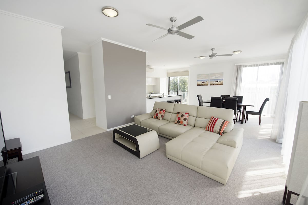 Apartamento, 4 habitaciones, vistas al puerto | Sala de estar | Una televisión de pantalla plana