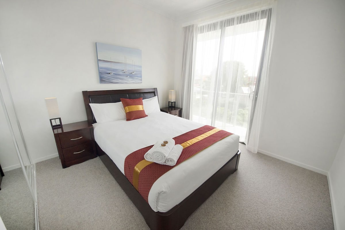 Hypo-allergenic bedding, in-room safe, desk, soundproofing