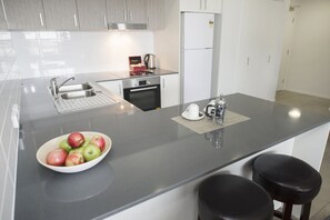 Refrigerador, microondas, lavavajillas, tetera/pava eléctrica