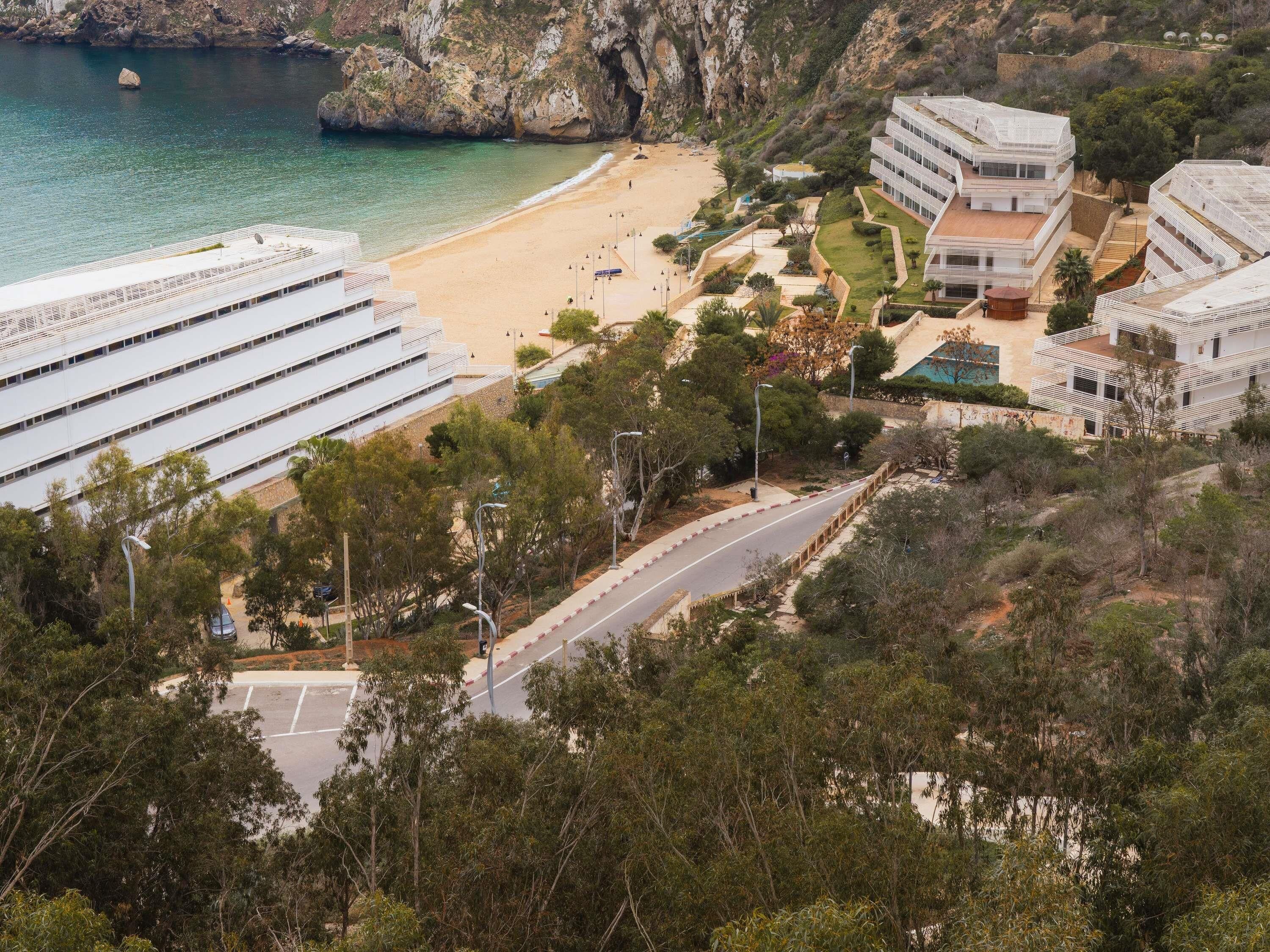 Suite, plusieurs lits, vue partielle sur la mer (Mohammed V Site) | Coffres-forts dans les chambres, bureau, rideaux occultants