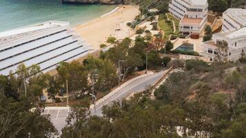 Suite, plusieurs lits, vue partielle sur la mer (Mohammed V Site) | Coffres-forts dans les chambres, bureau, rideaux occultants