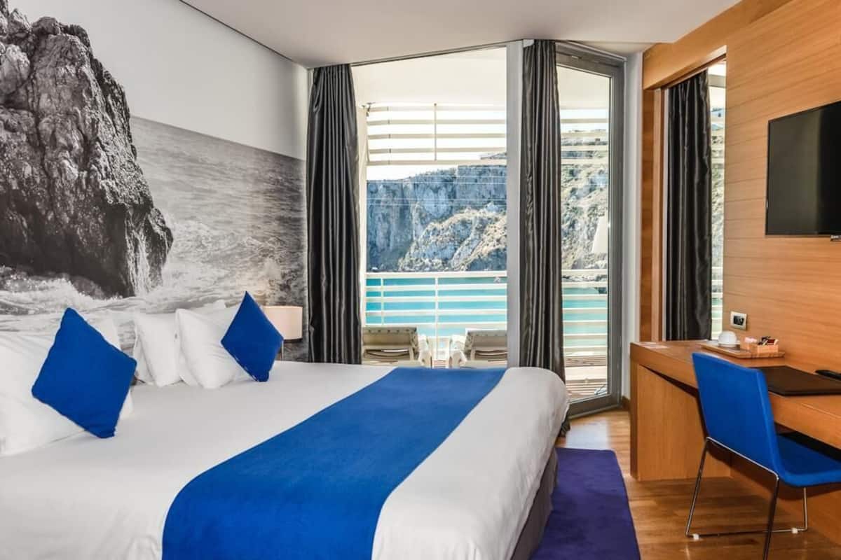 Superior Suite, 1 Single Bed, Balcony, Sea View