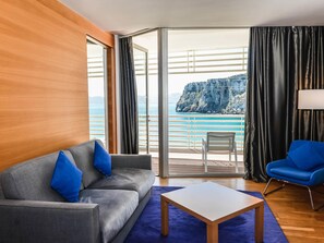 خزنة داخل الغرفة ومكتب وستائر تعتيم وتجهيزات عازلة للصوت