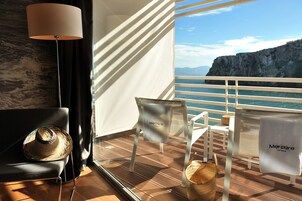 Quarto duplo standard, 2 camas de solteiro, sacada | Cofres nos quartos, escrivaninha, cortinas blackout