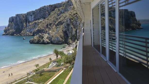 A balcony with a view of a rocky coastline and beach. - Mercure Quemado Resort (Al Hoceima)