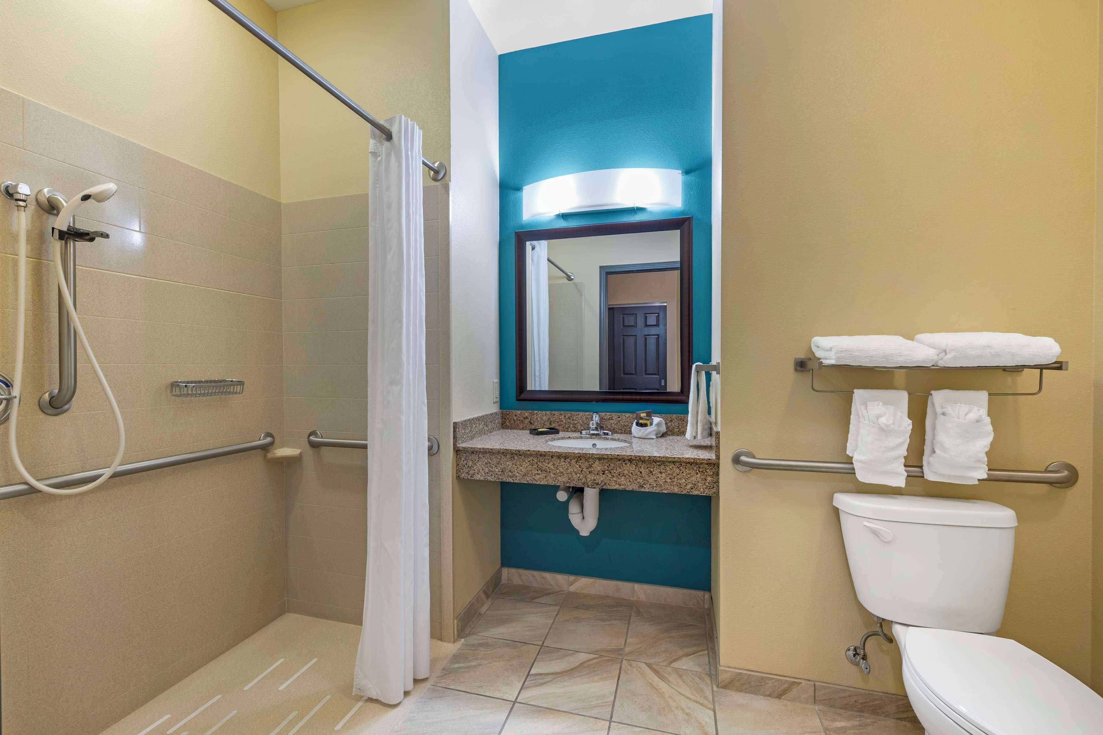 combined shower/bathtub, free toiletries, hair dryer, towels