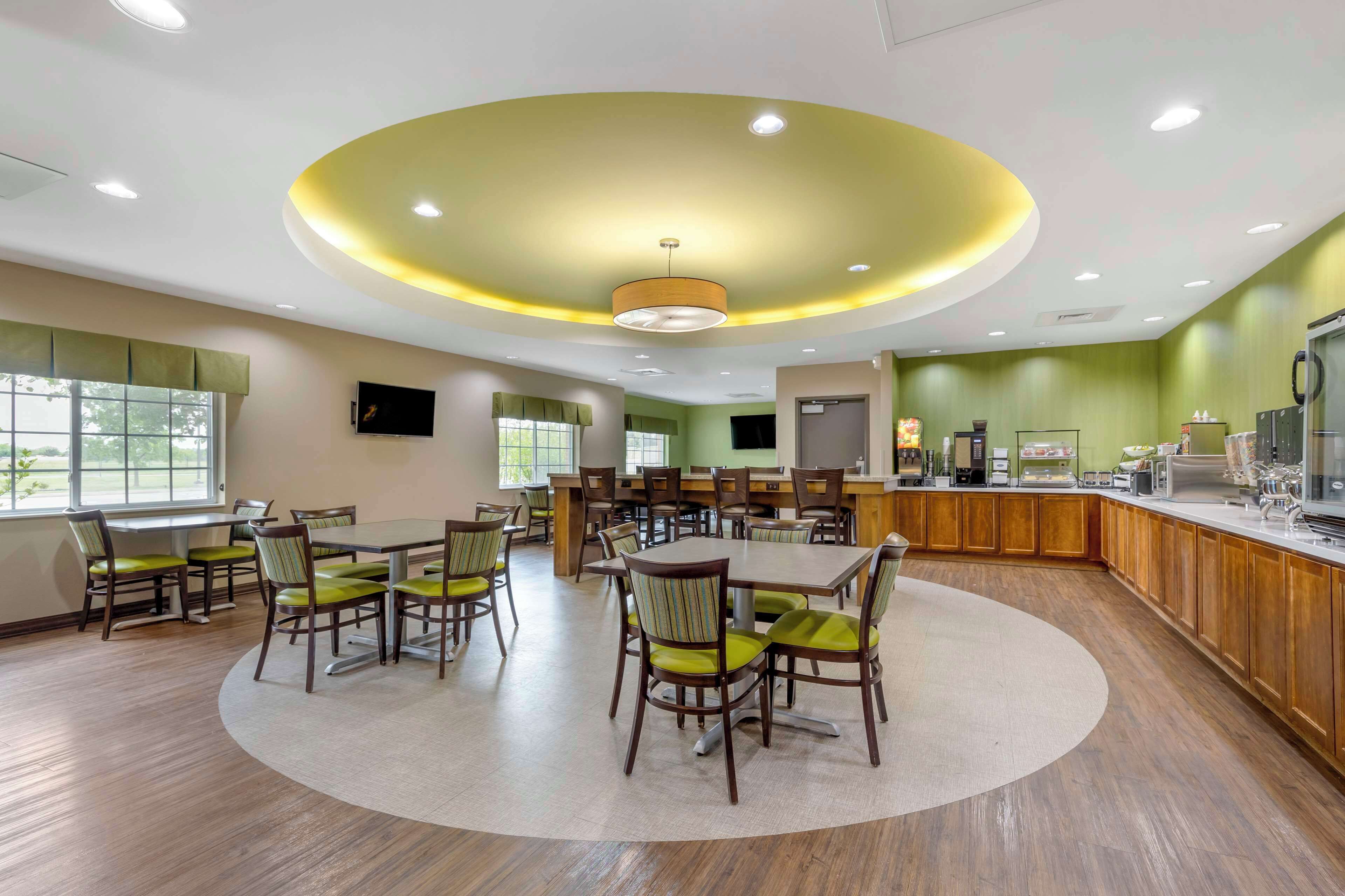 free daily full breakfast