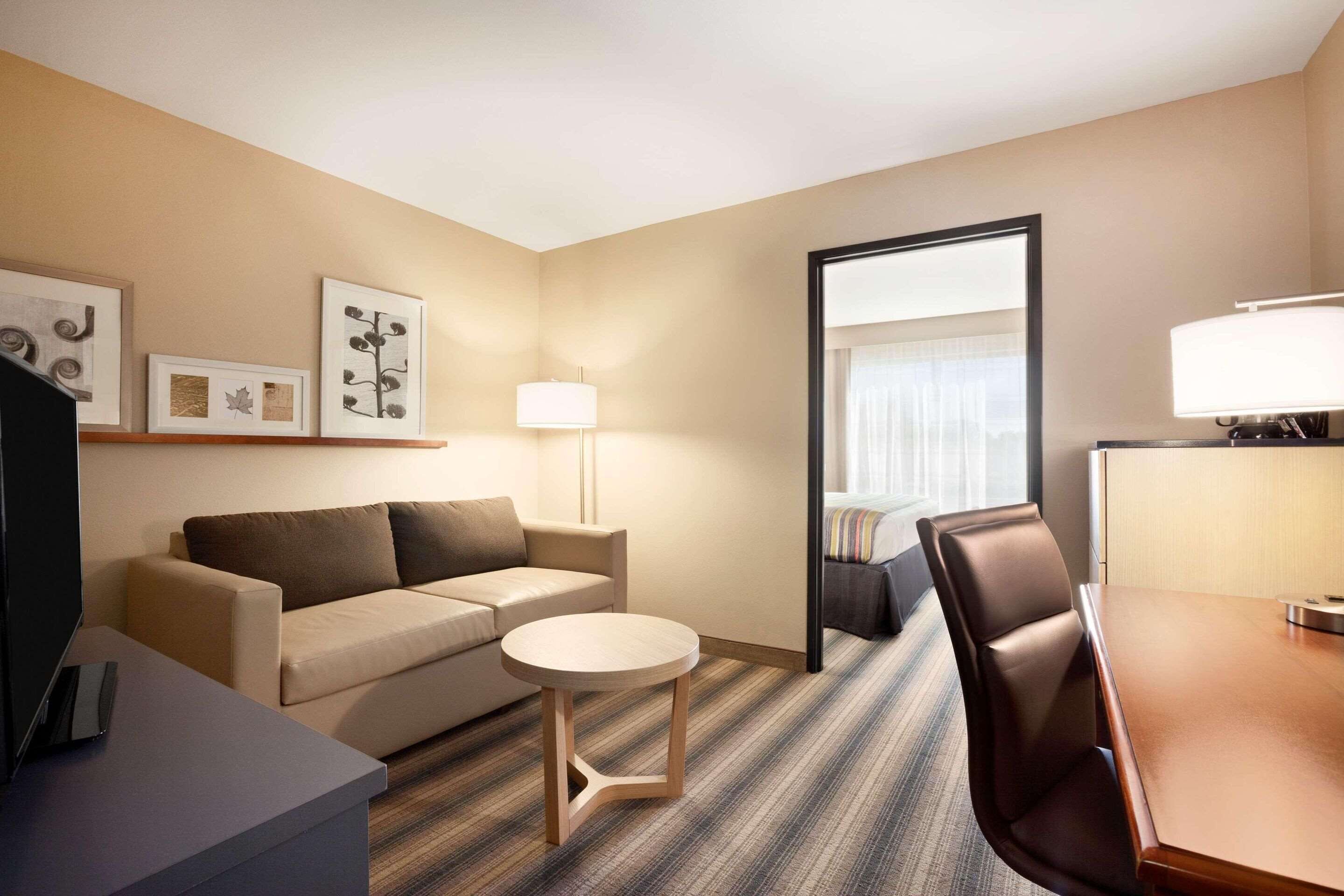 suite, 1 bedroom, non smoking | 1 bedroom, in-room safe, desk, soundproofing