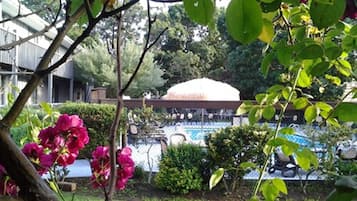 Seasonal outdoor pool, pool umbrellas, sun loungers