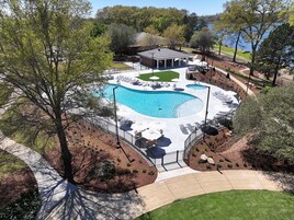 Una piscina al aire libre de temporada, camas de piscina gratis