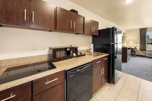 Una cocina moderna equipada con microondas, lavavajillas y refrigerador.