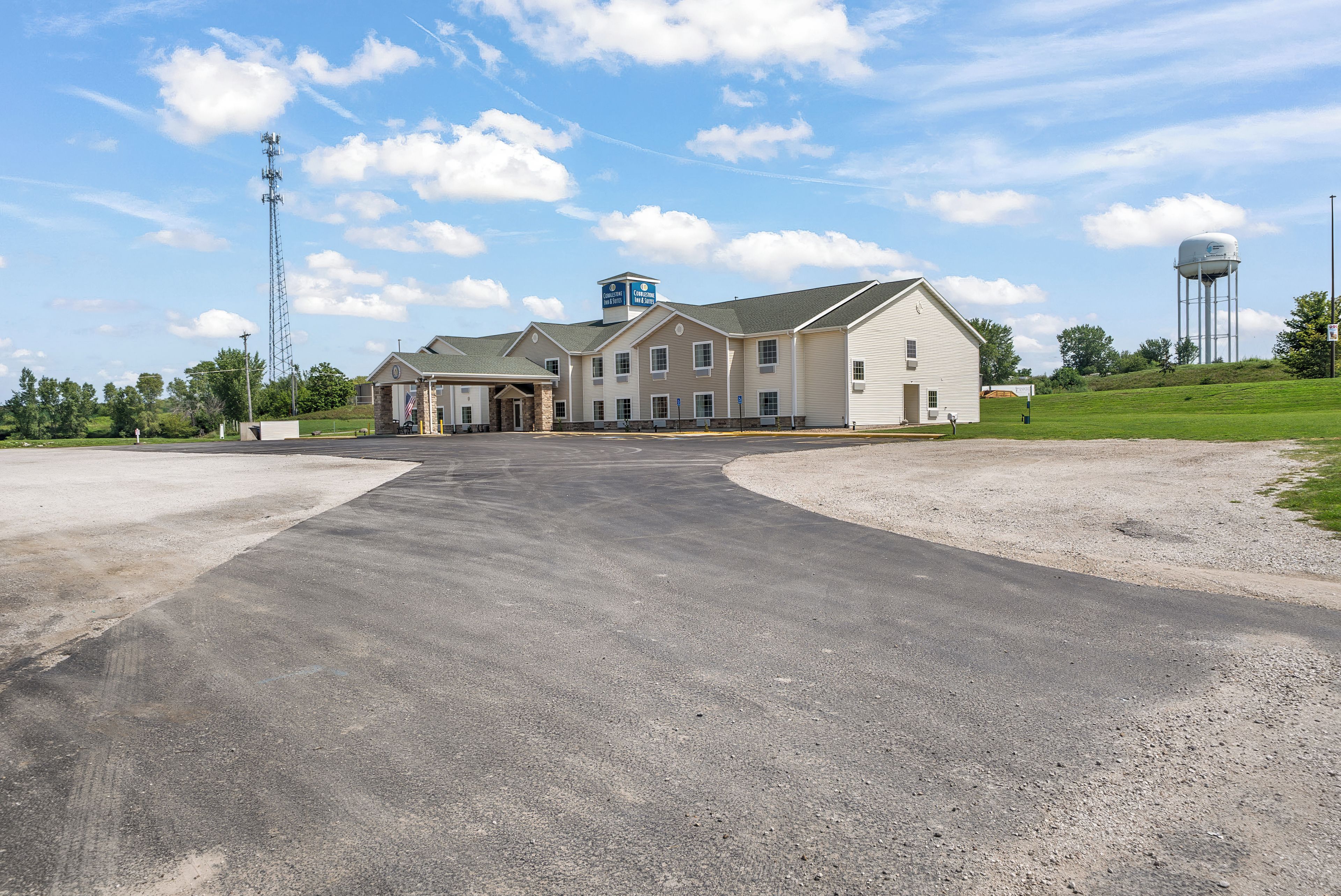 A large hotel with a spacious driveway leading to the entrance.