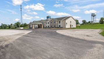 A large hotel with a spacious driveway leading to the entrance.
