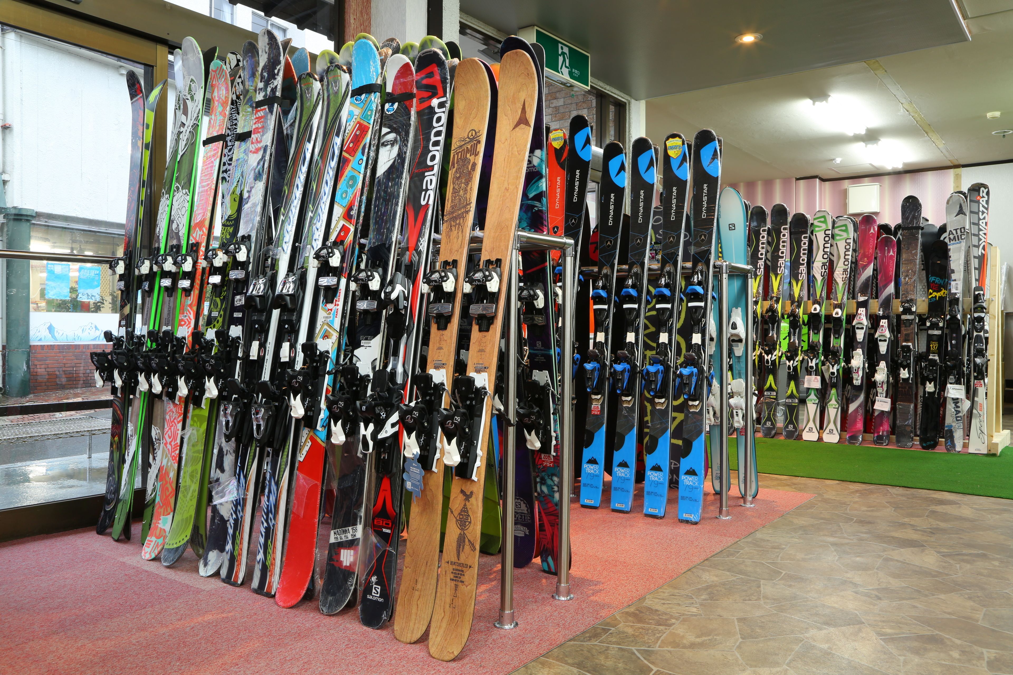 En skibutik med rækker af ski og snowboard.