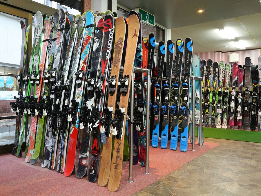 En skibutik med rækker af ski og snowboard.