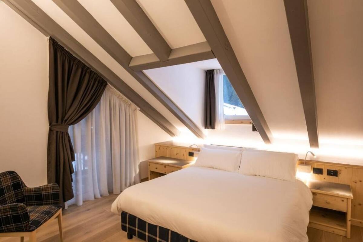 Habitación Confort con 1 cama matrimonial o 2 individuales | Ropa de cama hipoalergénica y minibar