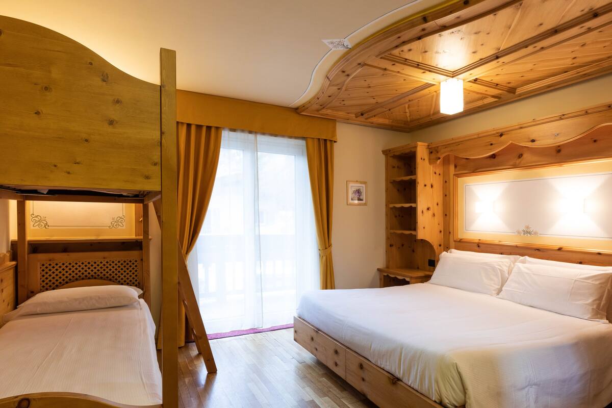 Habitación cuádruple estándar | Ropa de cama hipoalergénica y minibar