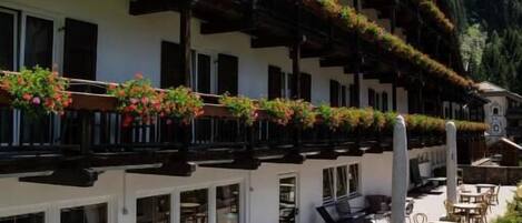 Innendørsbasseng og solsenger