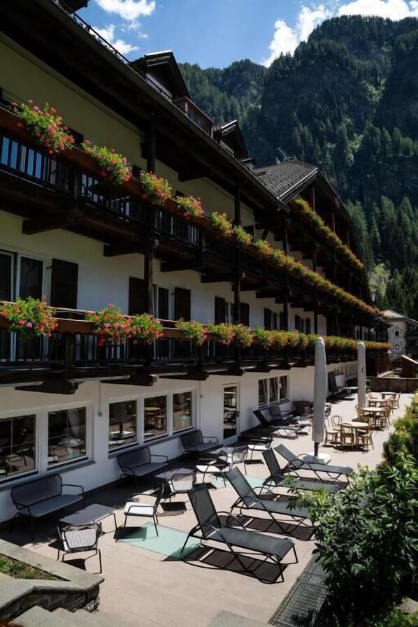 屋内プール、営業時間 14:30 ~ 22:00、サンラウンジャー