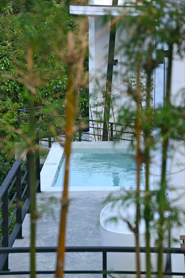 حمّام سباحة خارجي